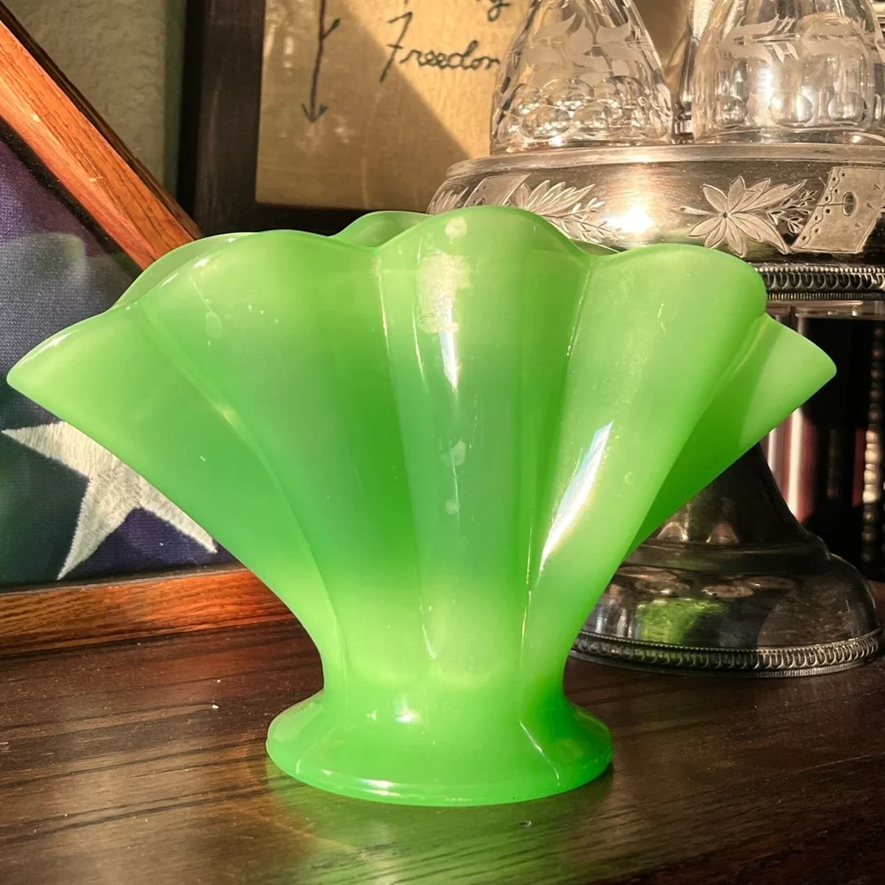 .Vintage FENTON Jade Green Satin Glass Fan Vase Urn Jadeite Style, 90 yrs old
